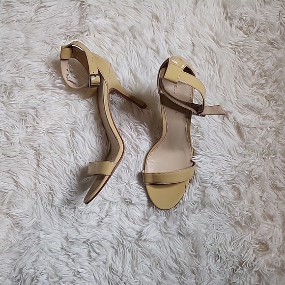 Women's Pelle Moda Classic Nude Strap Heels - 8.5 - Picture 1 of 16